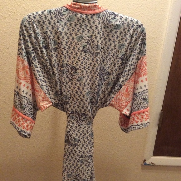 Ladies light weight robe - Picture 2 of 3